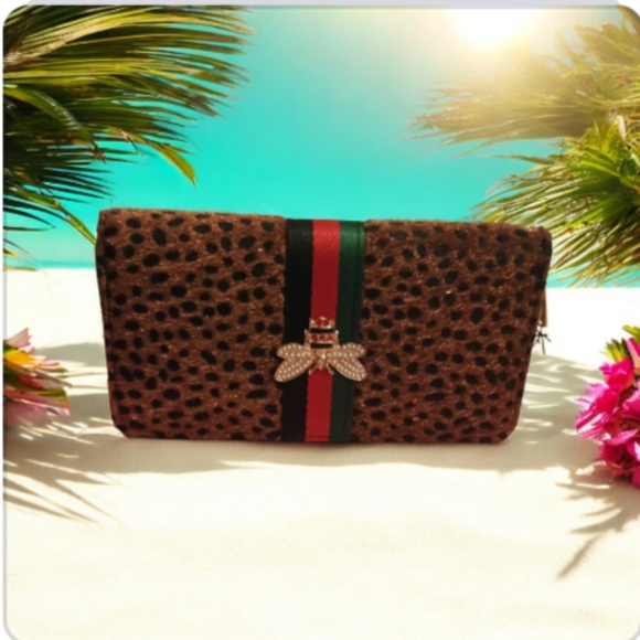 Women's Luxury Designer Cheetah Print Faux Fur Zip Around Wristlet Wallet - Picture 2 of 8